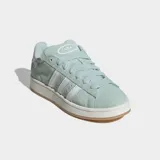 Championes urbanos Adidas Campus 00s de color verde menta con detalles en blanco. Presentan una parte superior de cuero, las clásicas tres tiras laterales dentadas, cordones anchos y suela de goma blanca con base color caramelo.