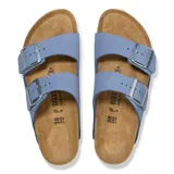 Sandalias Birkenstock Arizona de cuero sintético color azul con hebillas plateadas ajustables.