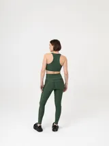 Calza deportiva de tiro alto color verde, con costuras reforzadas y diseño ajustado al cuerpo.