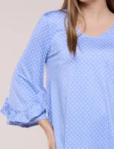 Blusa celeste con estampado de lunares blancos, cuello en V y mangas 3/4 terminadas en volados.