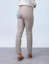 Pantalón de gabardina elastizada color beige, marca Sioni, de corte recto. Tiene pretina con pasadores, botón y cierre. Delantera con bolsillos simulados y trasera con bolsillos aplicados.