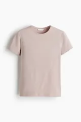 Remera de punto de algodón elástico, modelo entallado con cuello redondo fino ribeteado y bajo recto.