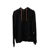 Canguro negro con cierre frontal completo, capucha ajustable con cordones en color naranja vibrante y bolsillos tipo canguro.