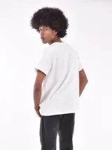 Remera negra de corte clásico con textura tipo waffle y logo pequeño en el pecho.