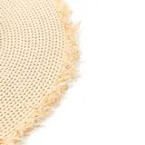 Sombrero de paja color beige con ala ancha y borde desflecado.