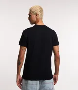 Remera básica de hombre con cuello redondo y mangas cortas, confeccionada en algodón. Presenta un corte regular que se ajusta de forma anatómica al cuerpo.