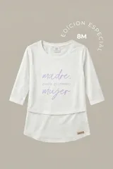 Remera blanca de algodón elastizado con diseño apto para embarazo y lactancia. Presenta un estampado frontal en color violeta con la frase 'madre, pero primero mujer'.