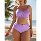 Conjunto de bikini negro de tiro alto, compuesto por un corpiño triangular con diseño cruzado en el frente y tirantes finos regulables, y una bombacha de corte clásico y talle alto.