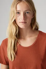 Remera color ladrillo de corte recto y mangas cortas.