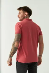 Remera polo blanca de manga corta, con cuello clásico, cierre de tres botones y logo estampado en el pecho.