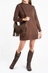 Vestido corto de punto color marrón, con cuello alto, mangas largas con puños acanalados y ruedo acanalado. Presenta un diseño de corte recto y holgado.