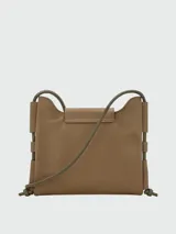 Cartera crossbody pequeña de cuero, con solapa frontal y cierre de botón a presión. Presenta un diseño estructurado con correas laterales y una correa larga ajustable para llevar al hombro o cruzada.