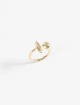 Anillo abierto de acero quirúrgico dorado, con diseño geométrico que presenta una forma de gota alargada en un extremo y una esfera pequeña en el otro.