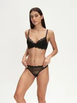 Vedetina de encaje negro con refuerzo de algodón.