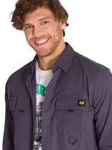 Camisa de manga larga Caterpillar, modelo Utility L/S Shirt, color gris oscuro. Cuenta con cierre frontal de botones, tres bolsillos de carga en el pecho con solapa y etiqueta con el logo de la marca.