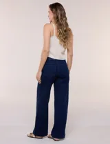 Jean de tiro alto y pierna ancha de denim azul oscuro, con cinco bolsillos y pretina trasera elastizada.