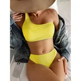 Bikini de dos piezas con textura acanalada, color amarillo. El top es de diseño asimétrico de un solo hombro y la parte inferior es de corte vedetina.