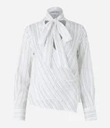 Blusa de crepé color blanco con rayas verticales finas en azul. Tiene cuello con lazo para atar, mangas largas y corte recto.
