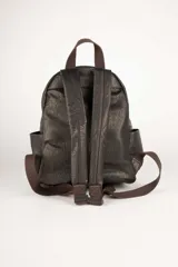 Mochila negra de símil cuero texturizado con tres bolsillos externos con cierre, dos bolsillos laterales, un asa fija y dos correas regulables.