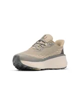 Championes de trail running Columbia modelo Konos Trillium ATR, color beige con detalles en gris oscuro. Presentan una suela con tacos de alta tracción, entresuela de espuma Techlite+ para amortiguación reactiva y sistema Navic Fit para mayor estabilidad.