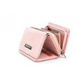 Billetera corta de símil cuero color beige, con cierre a presión y placa metálica decorativa. Cuenta con múltiples compartimentos internos para tarjetas, visor y billetes, además de un compartimento posterior con cierre.