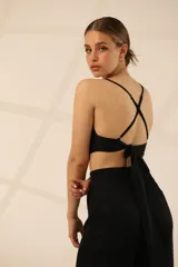 Top de satén color amarillo, con escote en V, espalda descubierta y breteles ajustables.