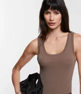 Blusa musculosa de punto ligero en color verde militar, con escote redondo y tirantes anchos.