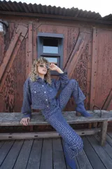 Pantalón de jean azul con lentejuelas plateadas.