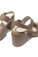 Sandalia de cuero color visón con plataforma y taco cuadrado. Ajuste con hebilla dorada lateral.