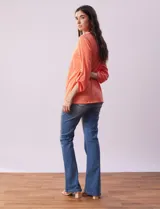 Blusa amarilla de manga 3/4 con escote en V y bordado multicolor. Largo de manga regulable con presilla y botón. Marca Ruby Rd.