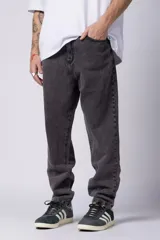 Jean de corte mom, color gris oscuro con efecto lavado, de tiro medio y pierna recta.