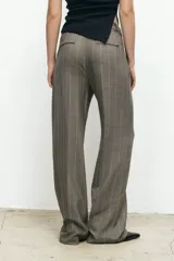 Pantalón de vestir color beige, de corte recto y tiro alto.