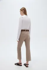 Pantalón jean negro de tiro medio y corte flare, con bolsillos laterales y traseros.