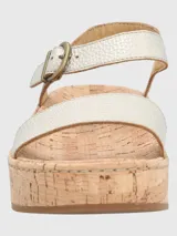 Sandalia con plataforma de corcho, tiras de cuero color dorado y ajuste con hebilla.