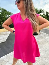 Vestido corto negro de lino con lurex, corte amplio y mangas cortas.