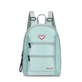 Mochila urbana de la marca Las Oreiro, color verde menta, con diseño de dos bolsillos frontales con cierre y detalle de corazón rojo en la parte superior. Incluye correas ajustables, asa superior y llavero desmontable lateral.