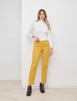 Pantalón recto color verde oliva, marca Zac & Rachel. Delantero con bolsillos inclinados y trasero con bolsillos ojal.