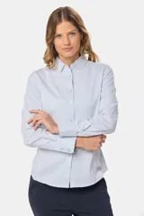Camisa de manga larga entallada, confeccionada en una mezcla de algodón con spandex. Presenta cuello clásico, cierre frontal con botones al tono y puños abotonados.