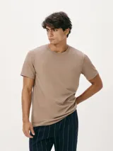 Camiseta básica de manga corta y cuello redondo, color rojo oscuro.