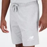 Short deportivo New Balance de felpa francesa, color gris melange, con ajuste deportivo, cordón en la cintura, bolsillos laterales y logo de la marca estampado en la pierna izquierda.
