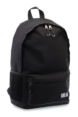 Mochila escolar de lona color gris oscuro con compartimento principal con cierre, bolsillo frontal con cierre, bolsillos laterales de red y parche decorativo en la parte inferior.