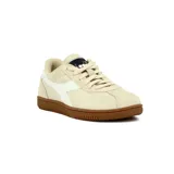 Championes Diadora modelo Tokyo, color beige con detalles en blanco y suela marrón. Zapatillas de estilo casual con capellada de gamuza y logo de la marca en el lateral.