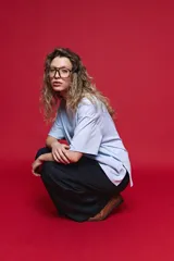 Remera de algodón con corte boxy fit, de silueta amplia, hombros caídos y aberturas laterales en el ruedo.