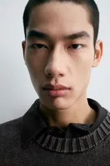 Jersey de corte relajado confeccionado en hilatura de algodón con efecto lavado. Presenta cuello redondo, manga larga y acabados en rib en cuello, puños y bajo.