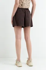 Short de jean azul con cintura elastizada, bolsillos delanteros aplicados y diseño cómodo.