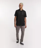 Pantalón skinny de sarga color gris, con cierre de botón y cremallera, cintura con trabillas y bolsillos.