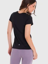 Remera deportiva de manga corta y cuello redondo, confeccionada en tejido técnico con tecnología de secado rápido. Presenta un diseño liso en color negro con un pequeño logo estampado en el pecho.