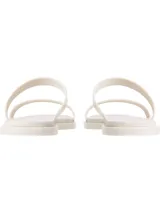 Sandalias Calvin Klein de plástico color crema, con doble tira fina y puntera cuadrada.