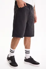 Bermuda de jean de algodón estilo baggy color negro.