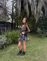 Vestido corto de encaje marrón, con escote en V, corte debajo del busto, mangas largas estilo trompeta y espalda transparente con volado en el ruedo.